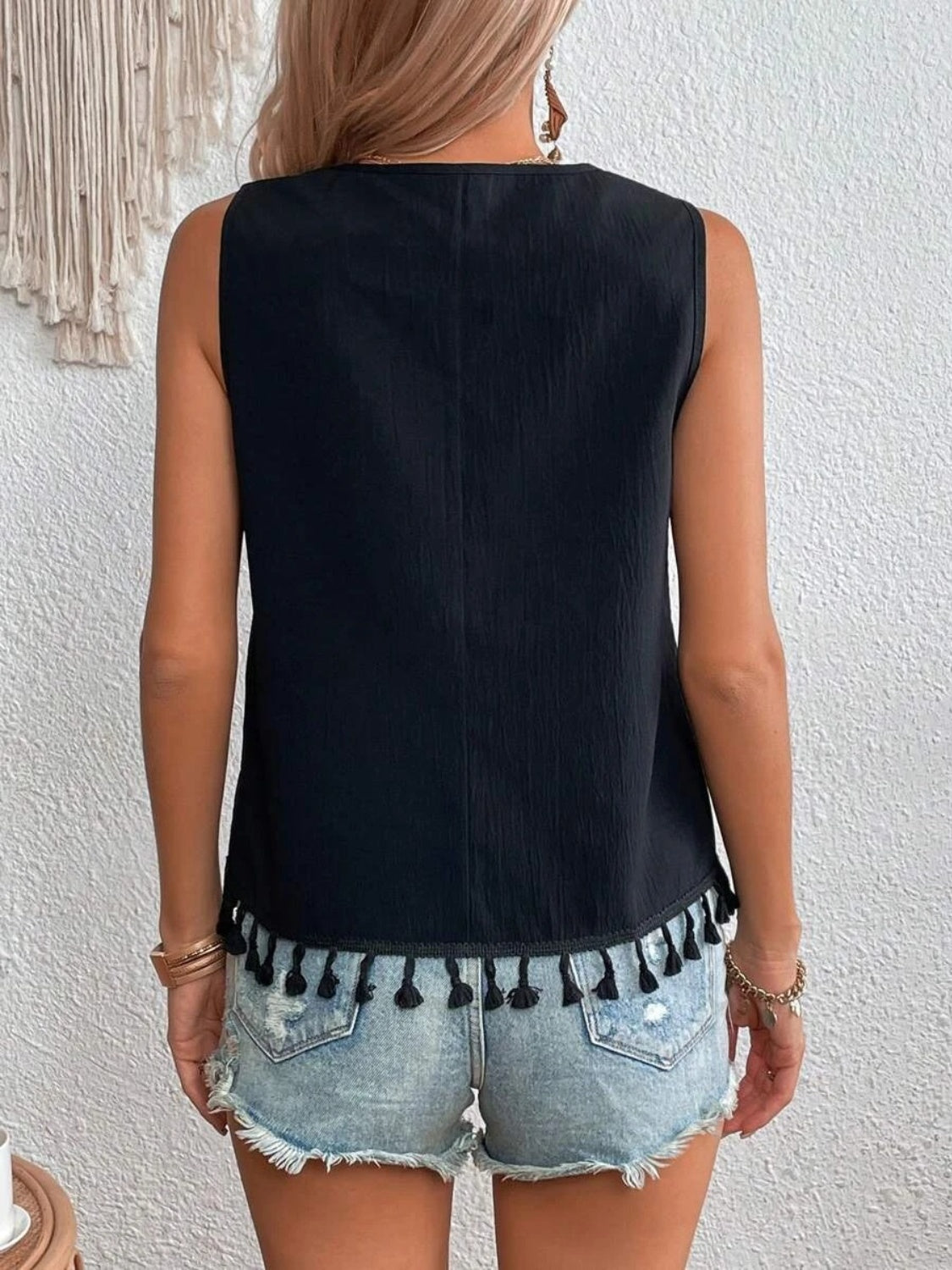Tassel printed V-neck tank, opaque.
