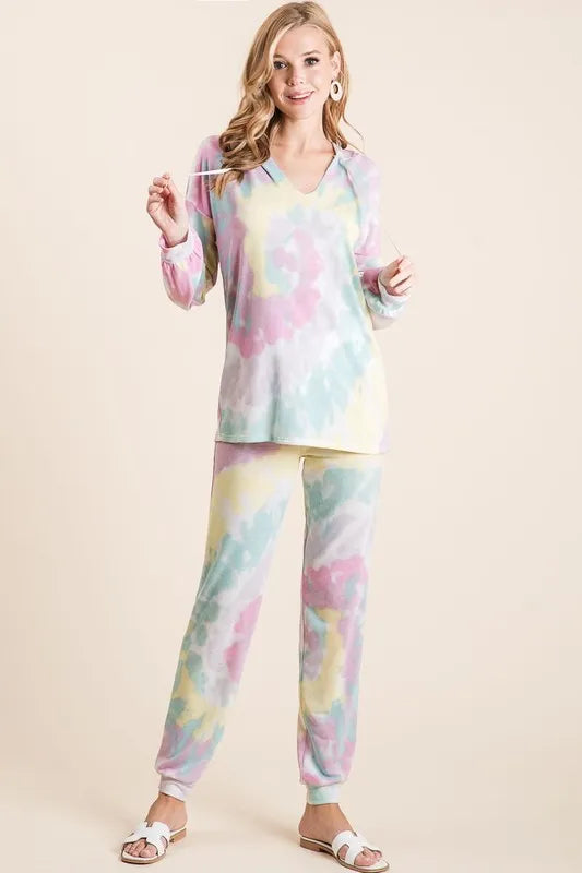 Tie dye French terry casual pants with drawstring and pockets.