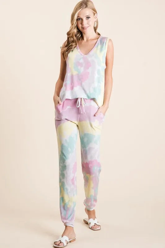 Tie dye French terry casual pants with drawstring and pockets.