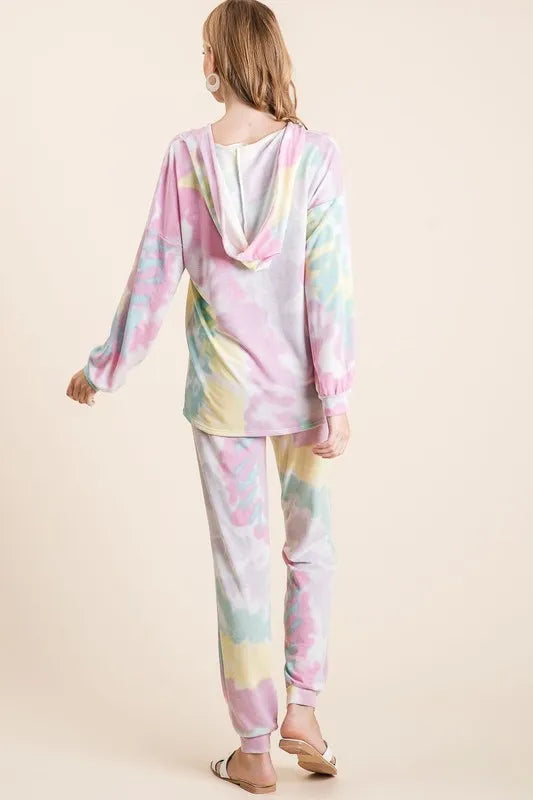 Tie dye French terry casual pants with drawstring and pockets.