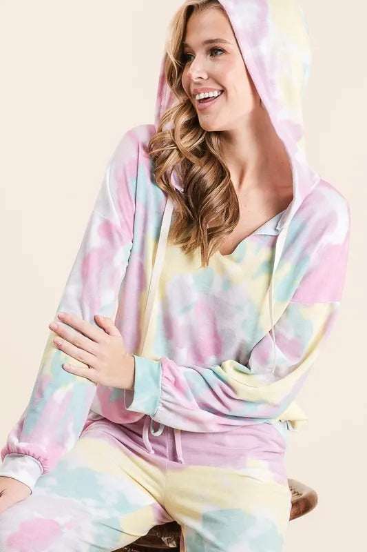 Tie dye French terry casual pants with drawstring and pockets.