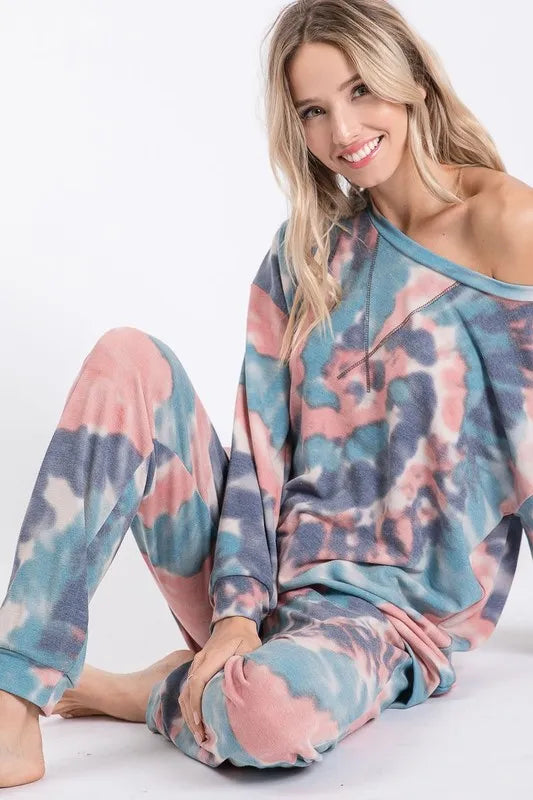 Tie dye French terry casual pants with drawstring and pockets.