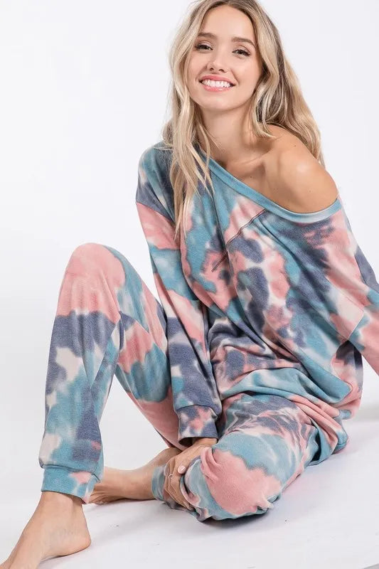 Tie dye French terry casual pants with drawstring and pockets.