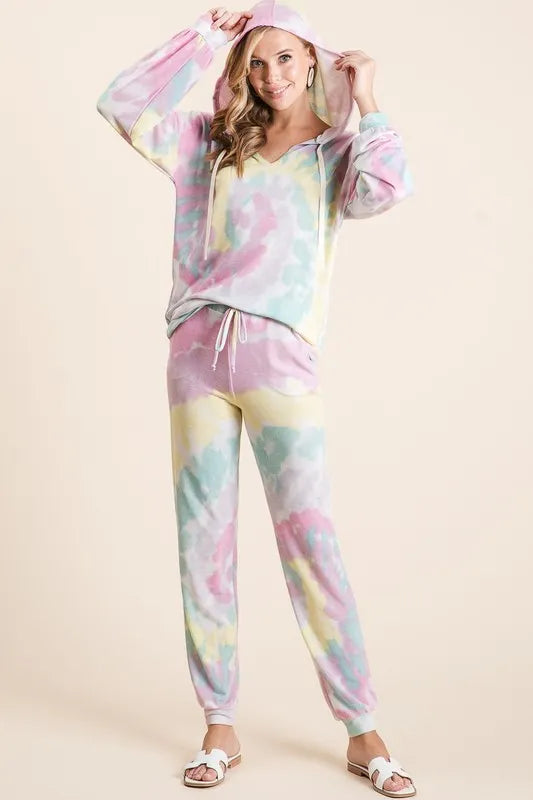 Tie dye French terry casual pants with drawstring and pockets.