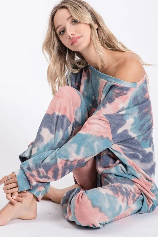 Tie dye French terry casual pants with drawstring and pockets.