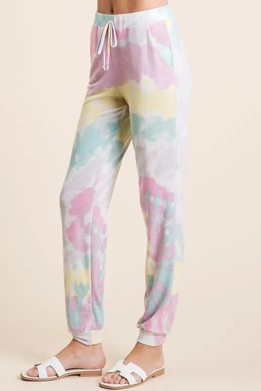 Tie dye French terry casual pants with drawstring and pockets.