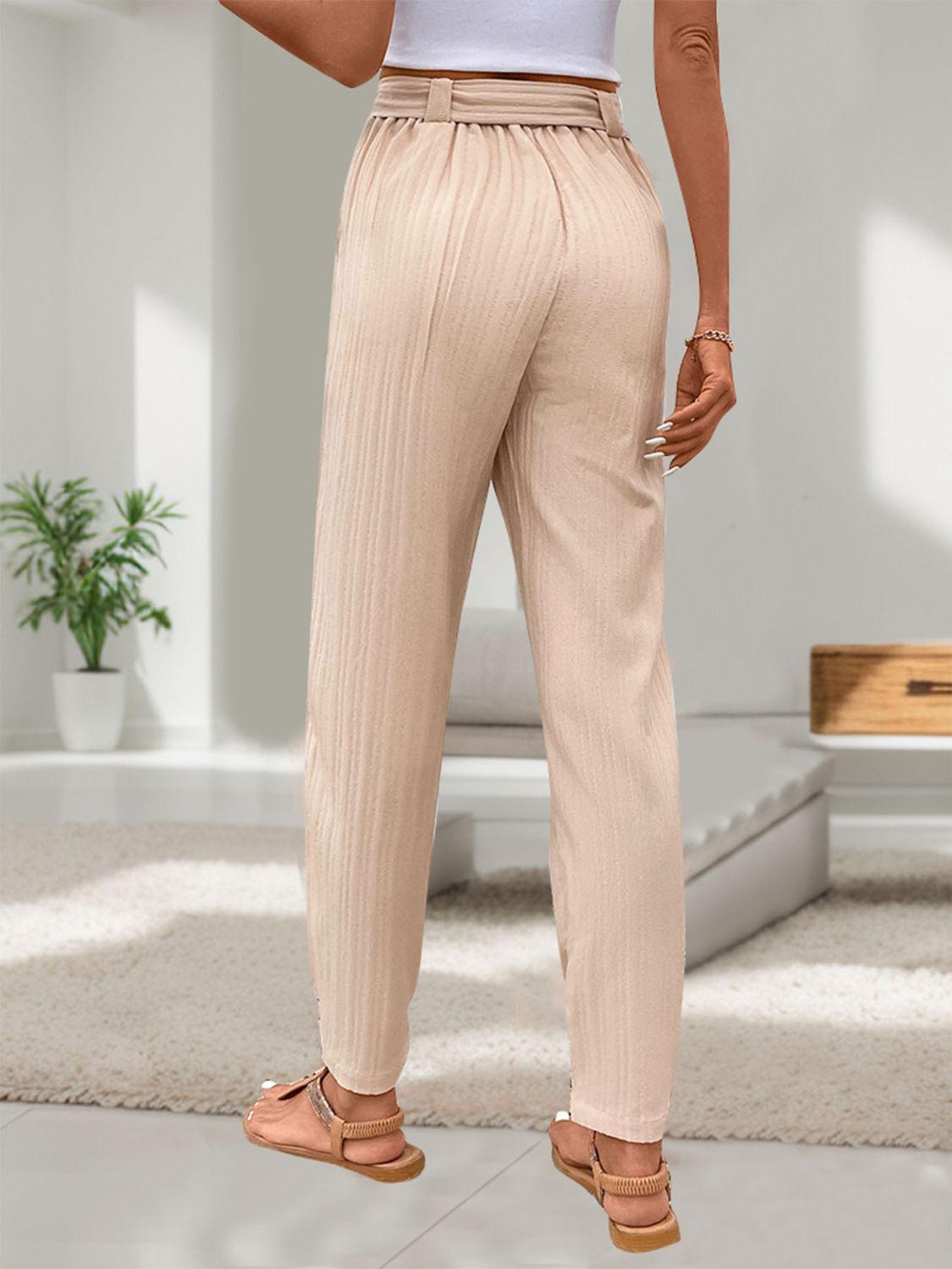 Tied high waist pants with buttons and pockets, opaque.