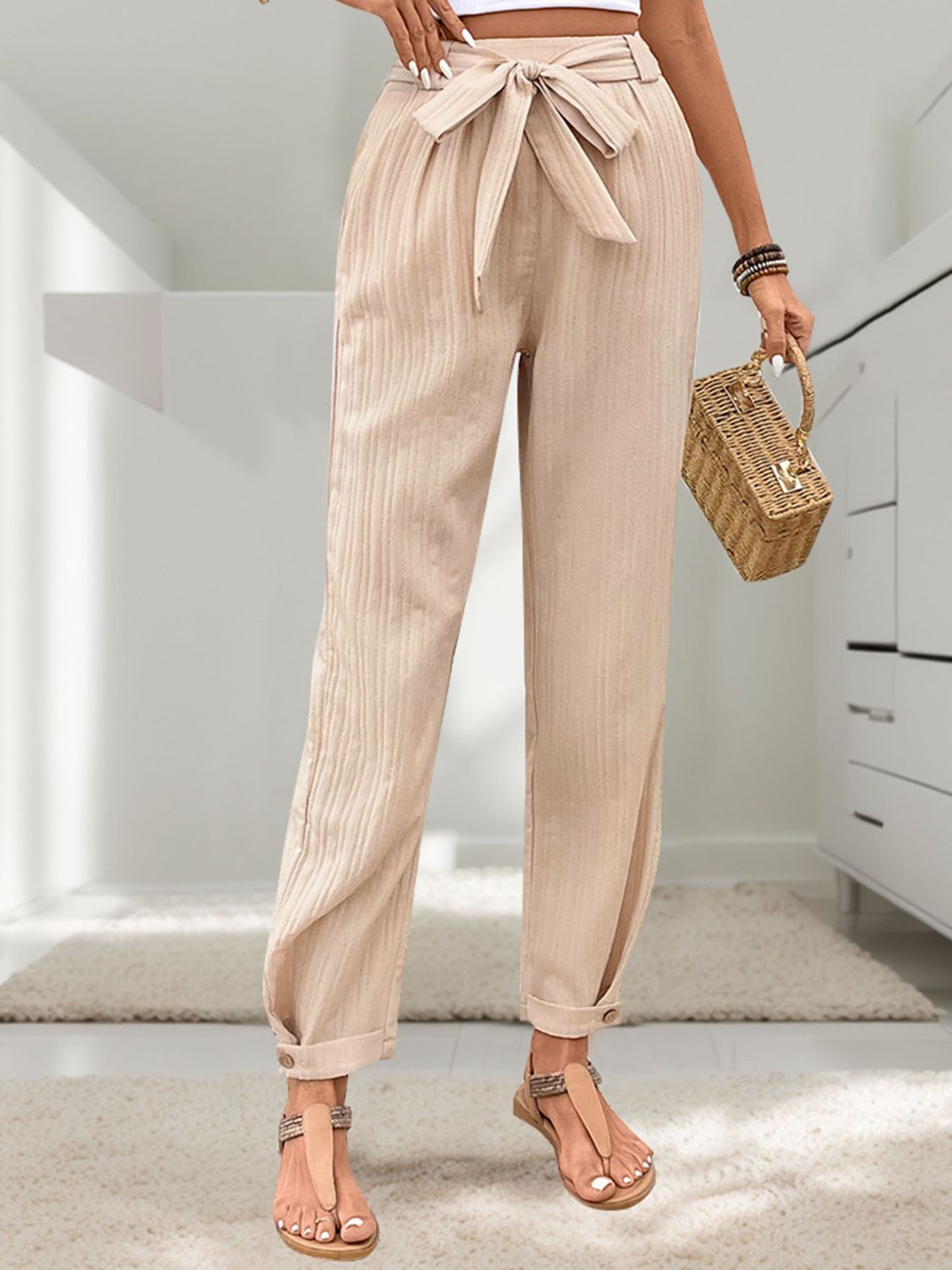 Tied high waist pants with buttons and pockets, opaque.