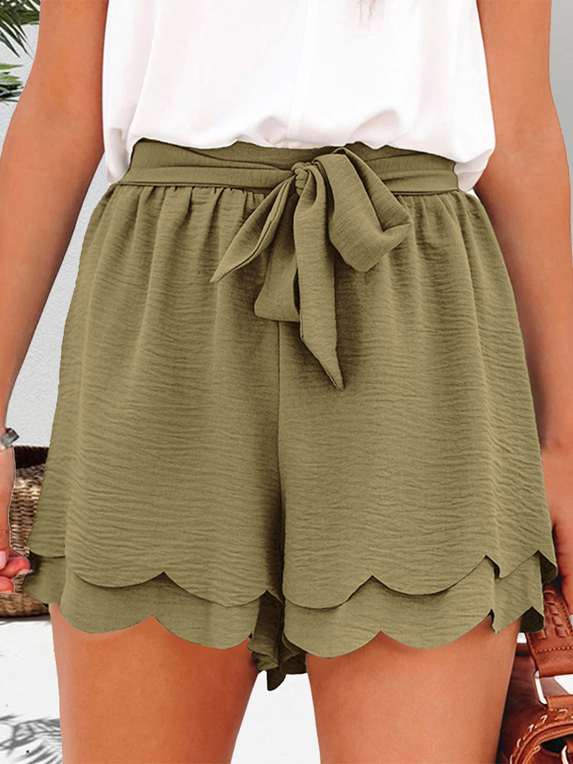 Color block elastic waist shorts.
