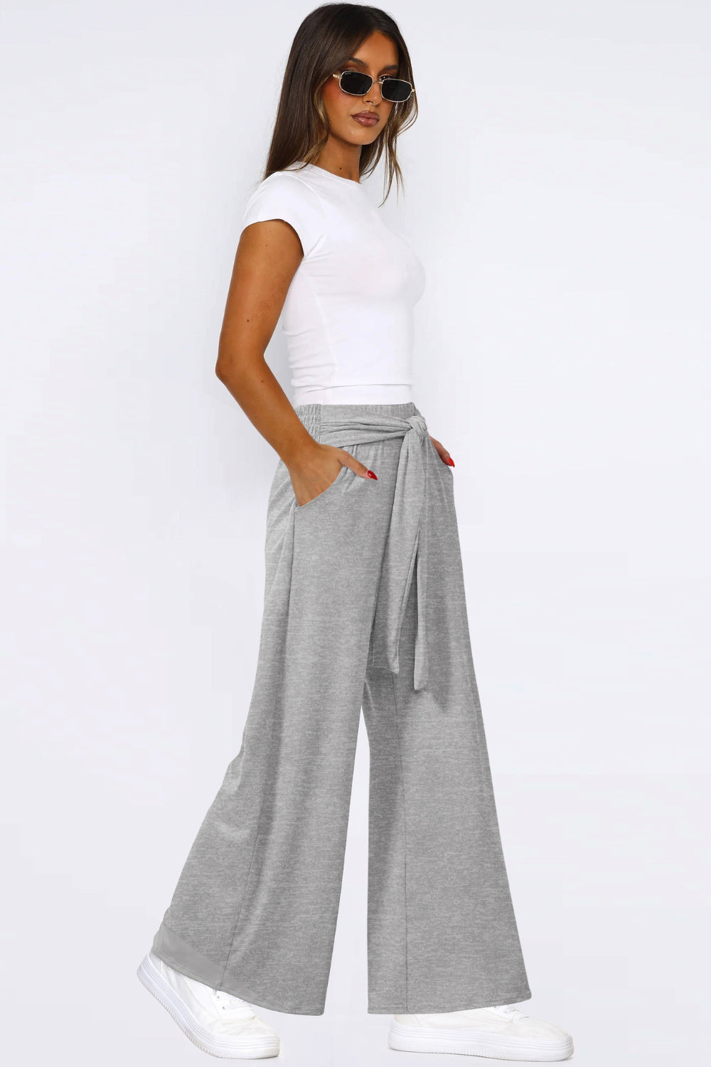 Tied pocketed wide leg pants, opaque.