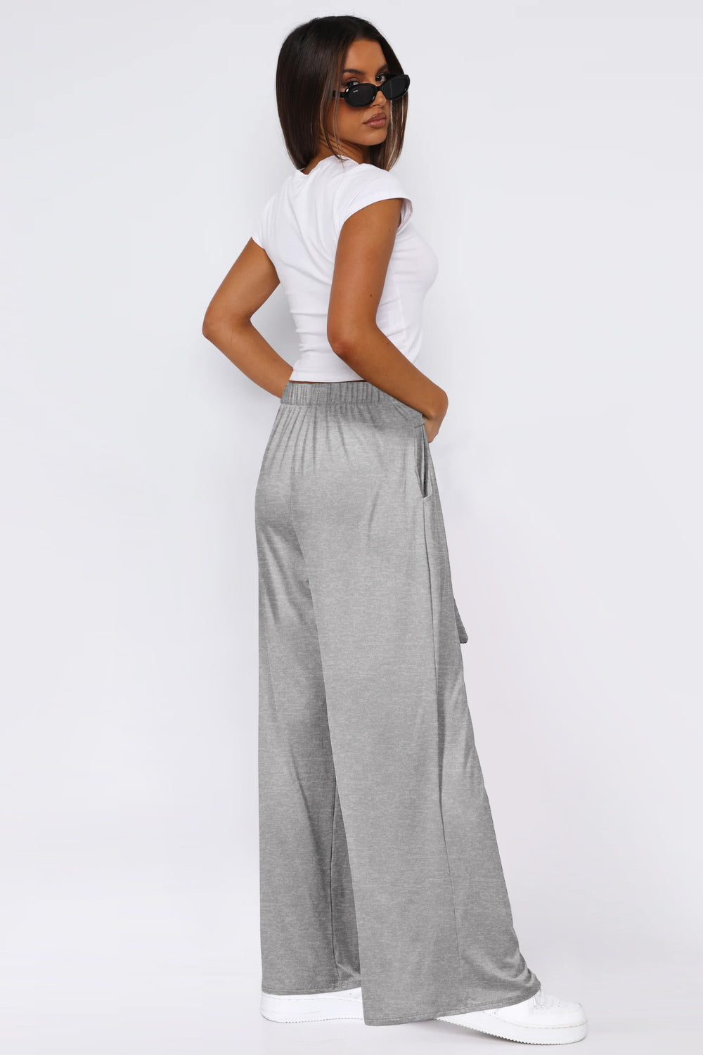 Tied pocketed wide leg pants, opaque.