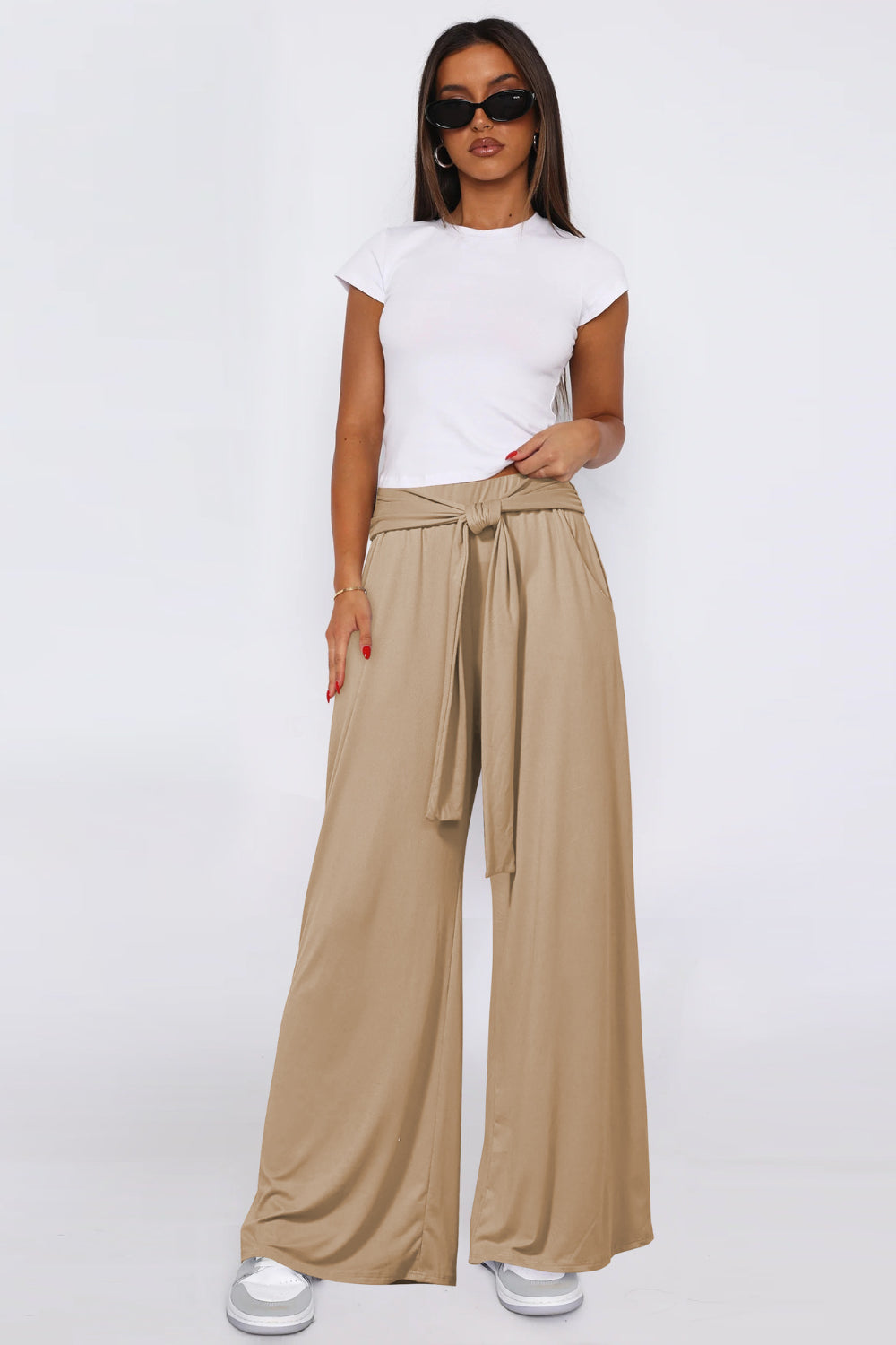 Tied pocketed wide leg pants, opaque.