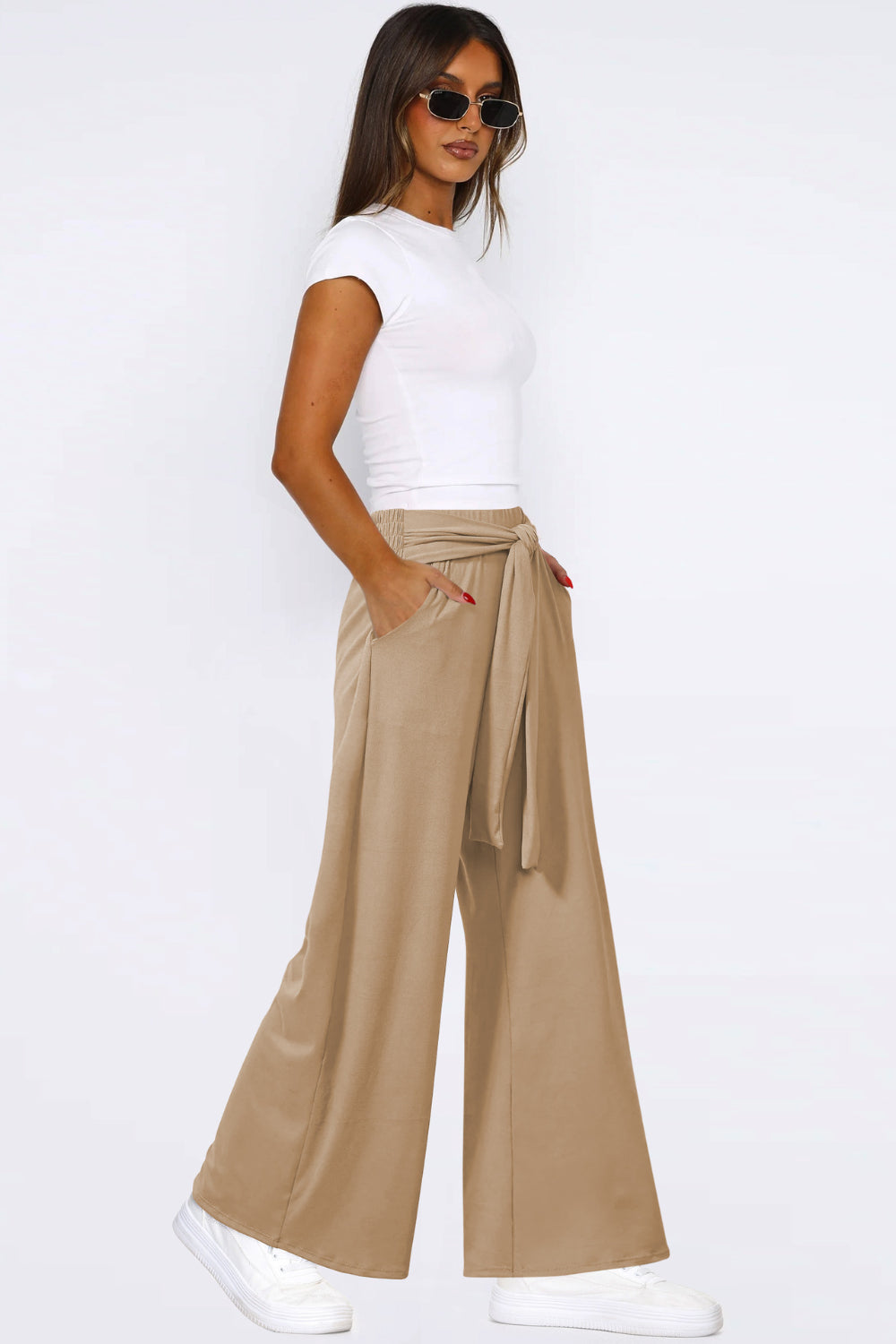 Tied pocketed wide leg pants, opaque.