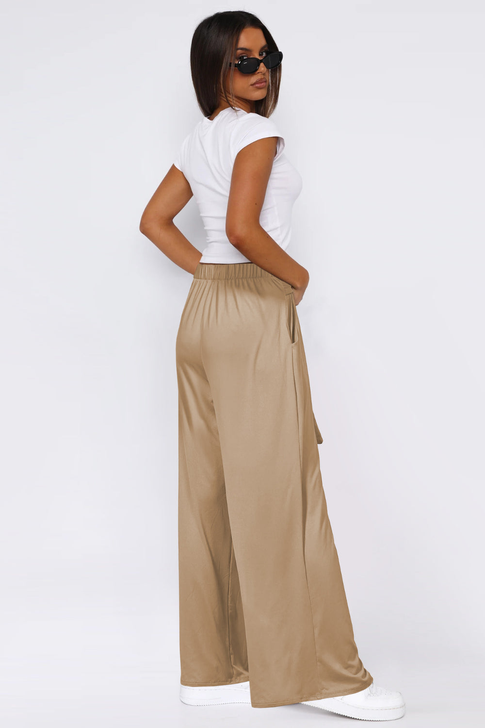 Tied pocketed wide leg pants, opaque.