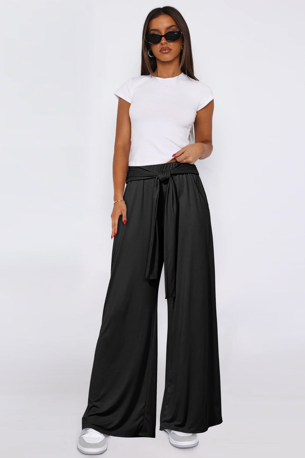 Tied pocketed wide leg pants, opaque.