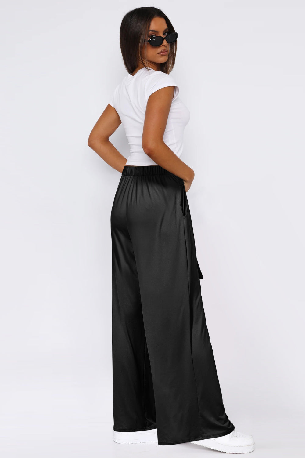 Tied pocketed wide leg pants, opaque.