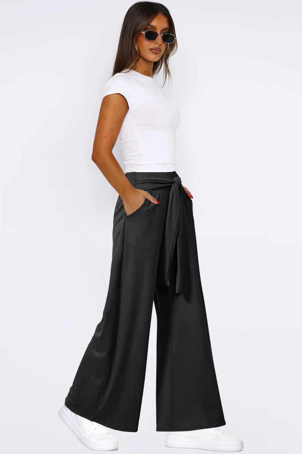 Tied pocketed wide leg pants, opaque.