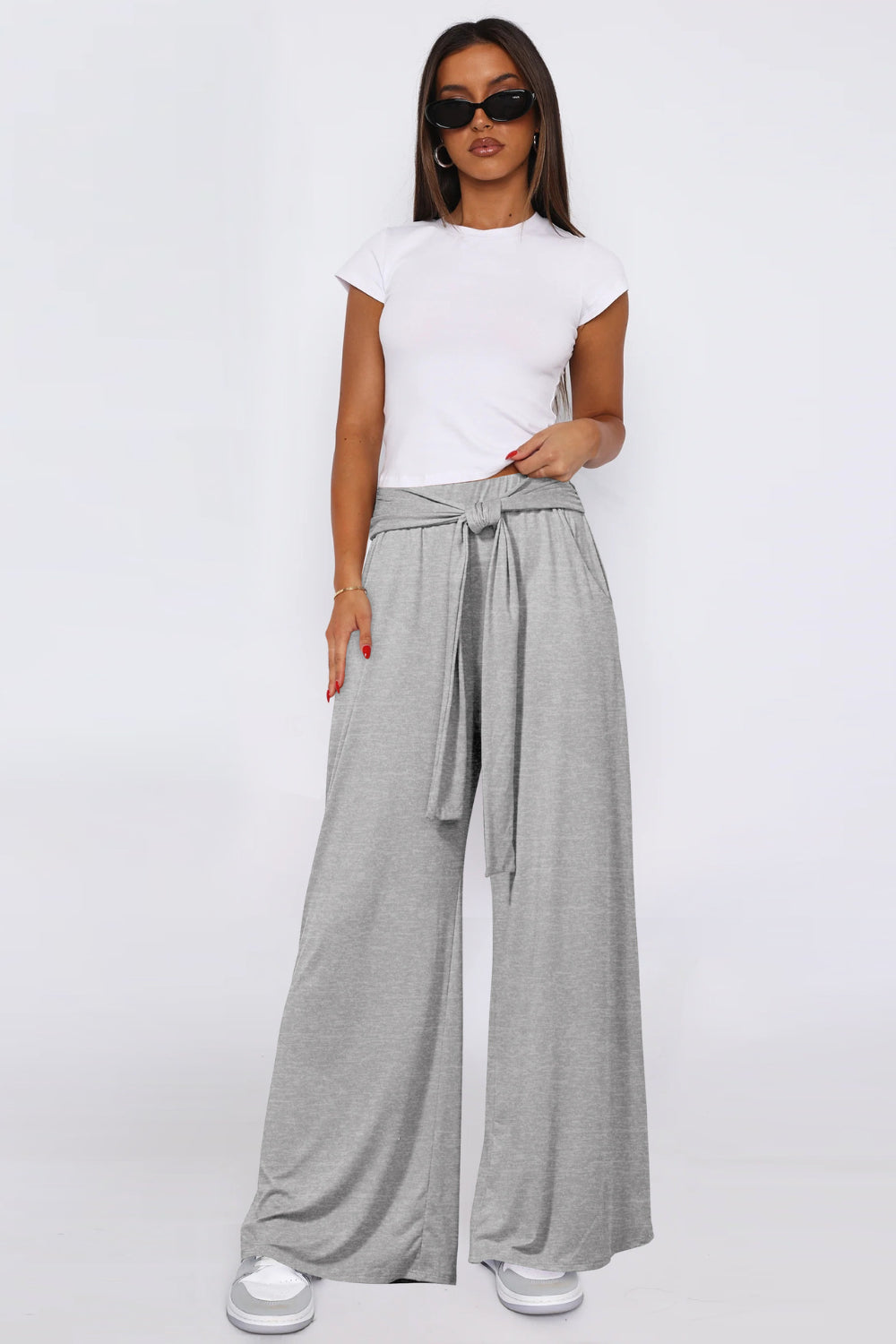 Tied pocketed wide leg pants, opaque.