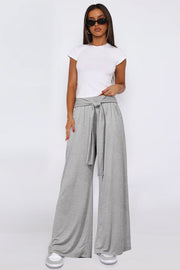 Tied pocketed wide leg pants, opaque.