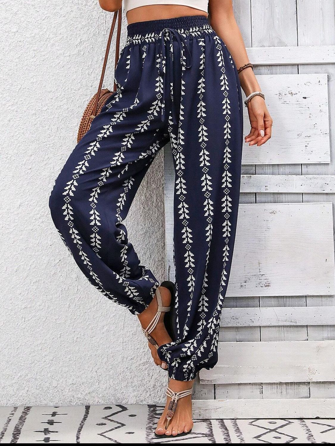 Tied printed high waist pants, opaque.
