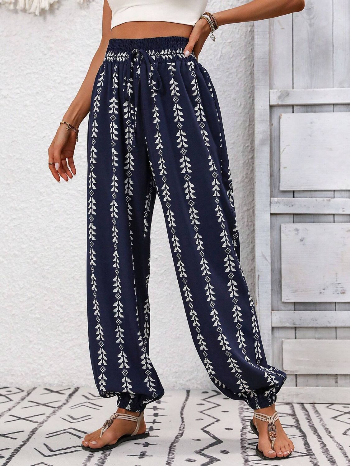 Tied printed high waist pants, opaque.