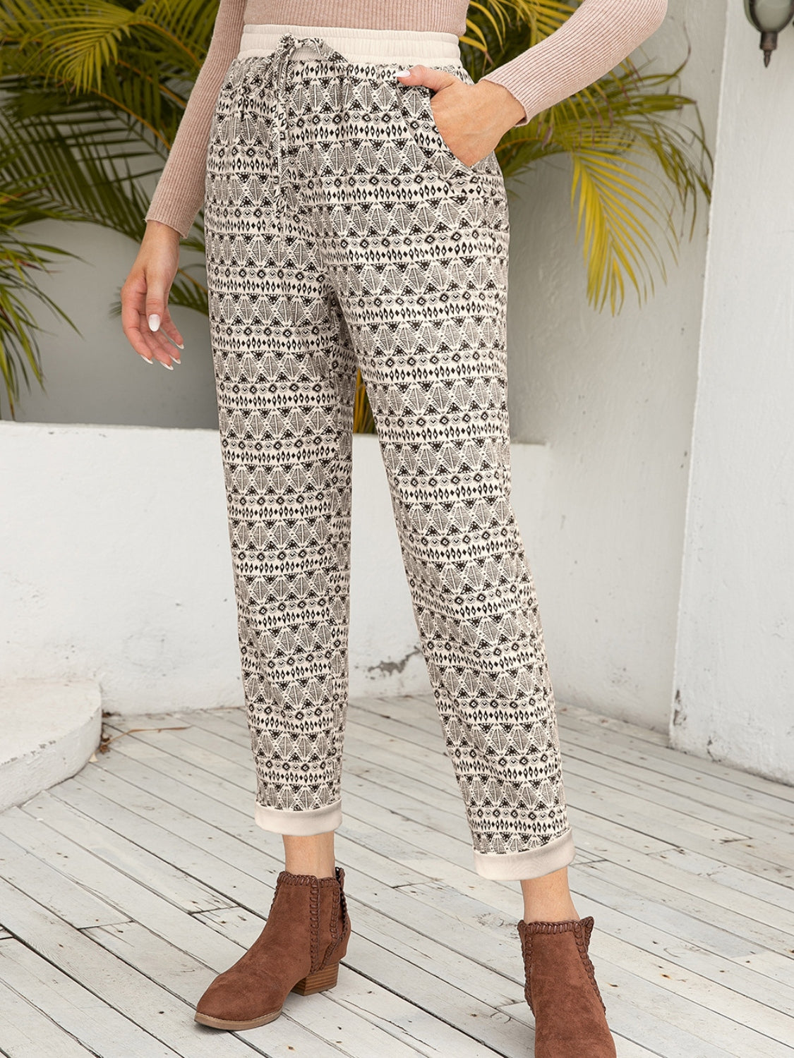 Tied printed pants with pockets, opaque.