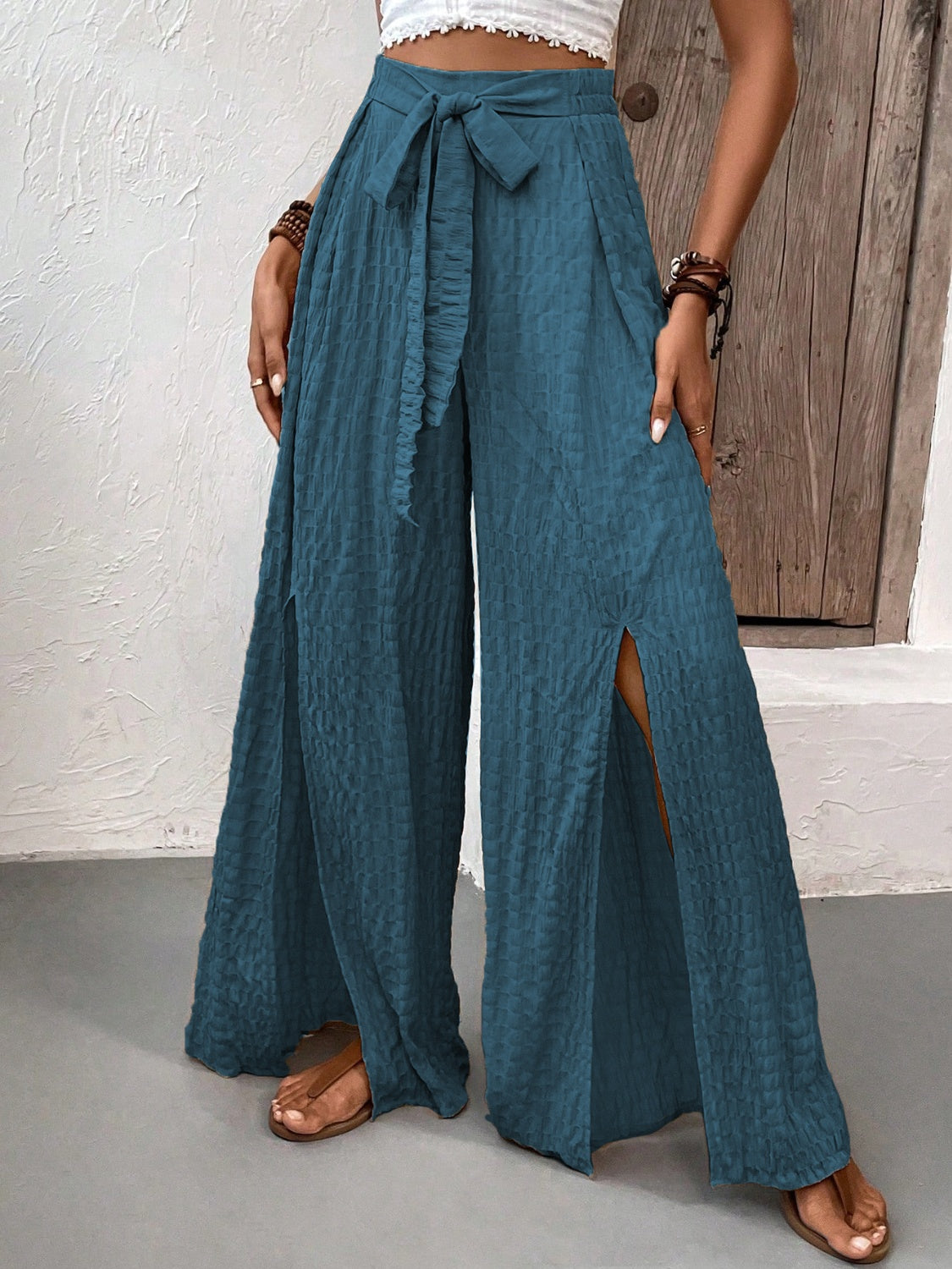 Tied slit wide leg pants, opaque.