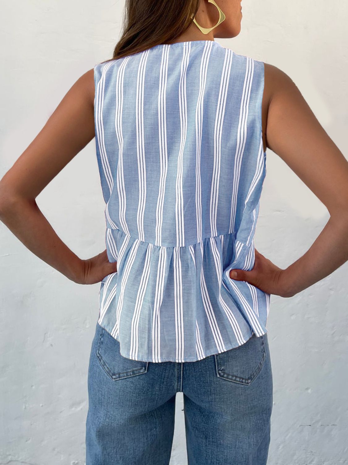Tied striped round neck tank, opaque.
