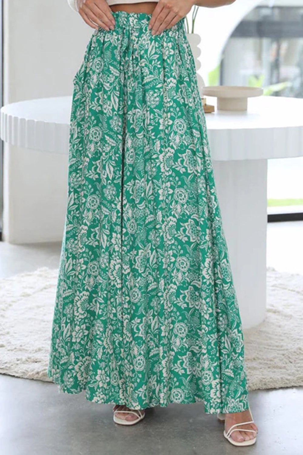Tied wide leg pants with pockets, opaque.