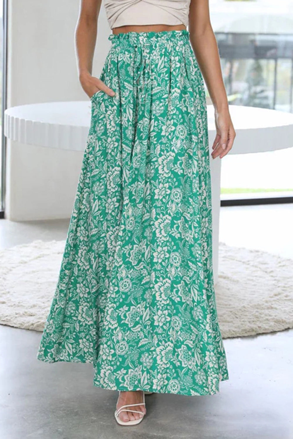 Tied wide leg pants with pockets, opaque.