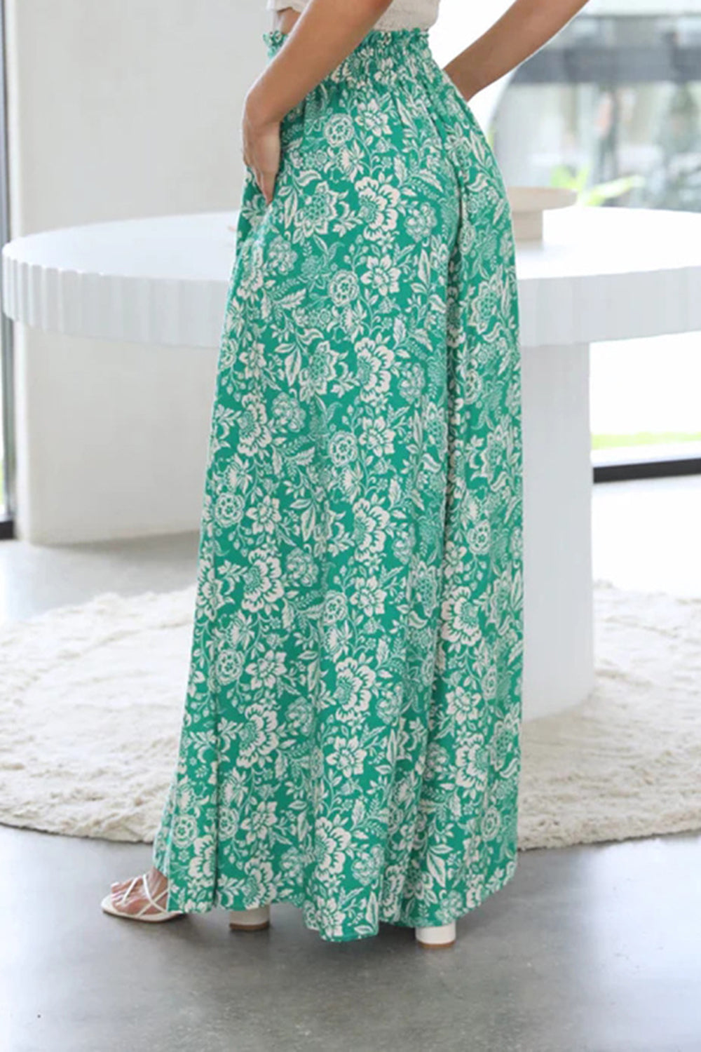 Tied wide leg pants with pockets, opaque.