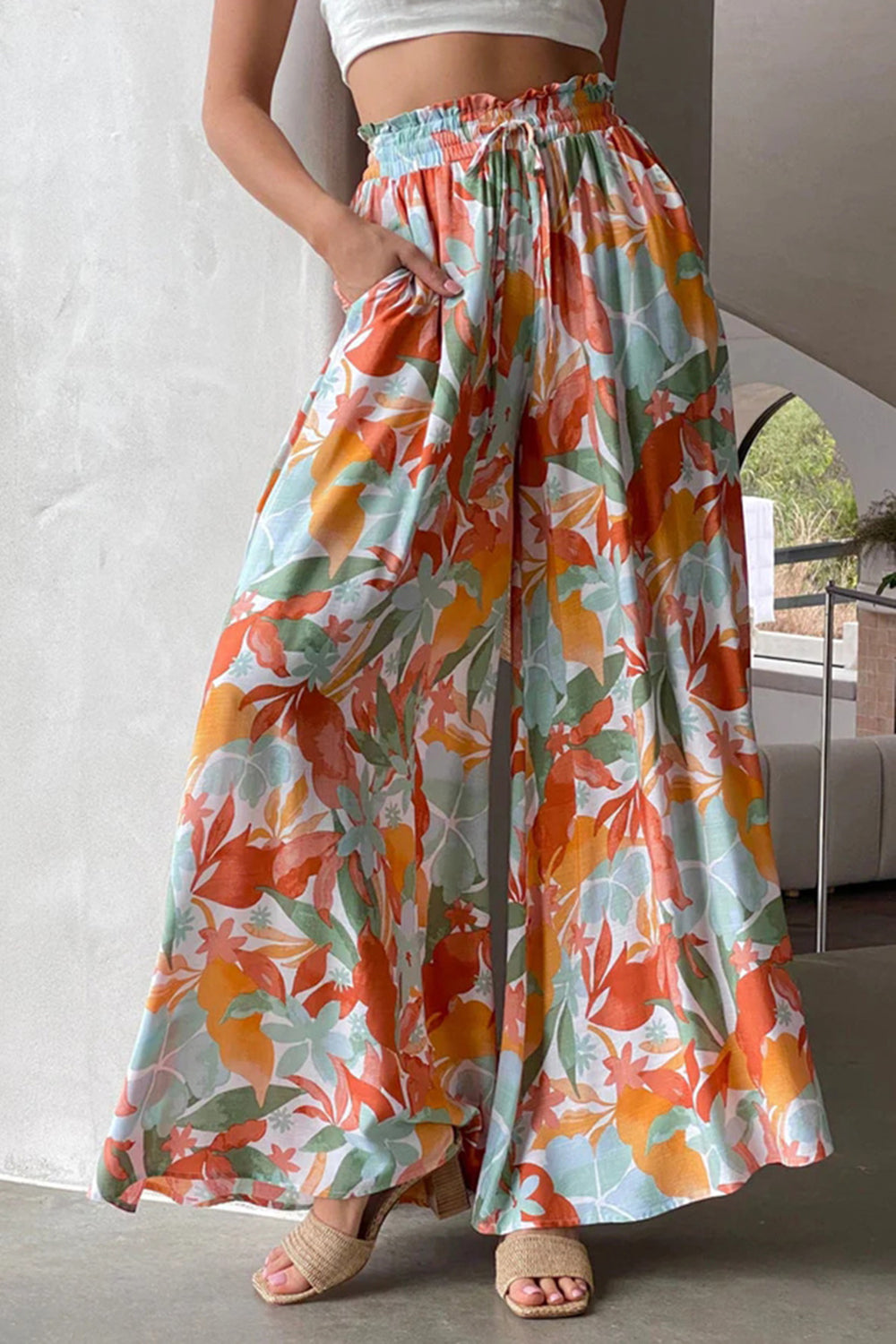 Tied wide leg pants with pockets, opaque.
