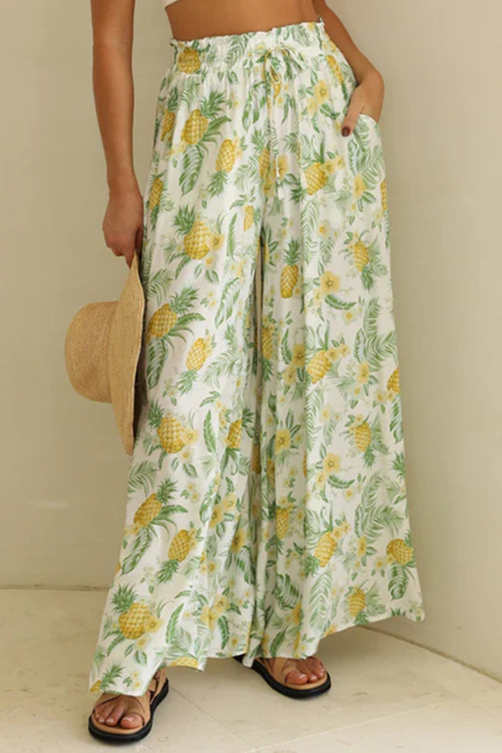Tied wide leg pants with pockets, opaque.