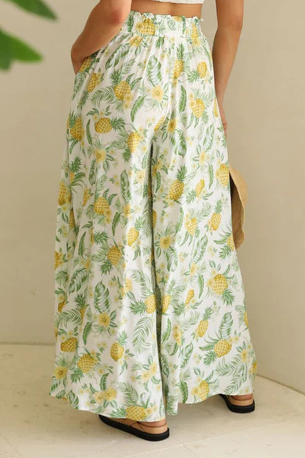 Tied wide leg pants with pockets, opaque.