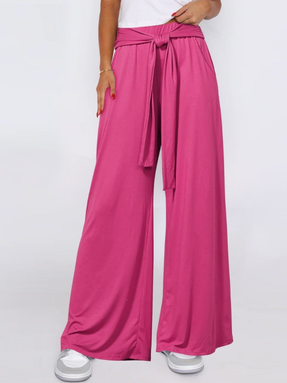 Tied wide leg pants with pockets, opaque.