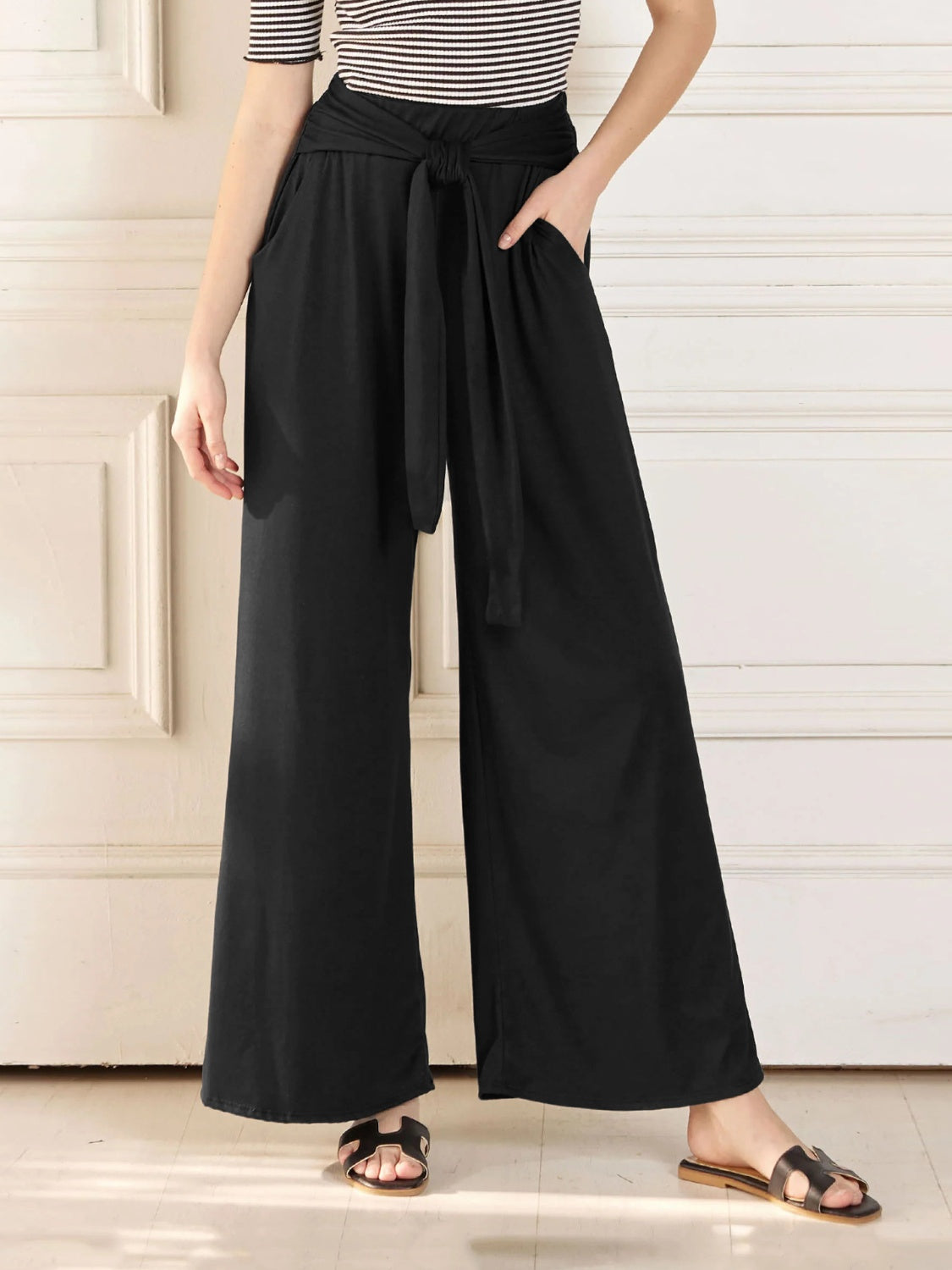 Tied wide leg pants with pockets, opaque.