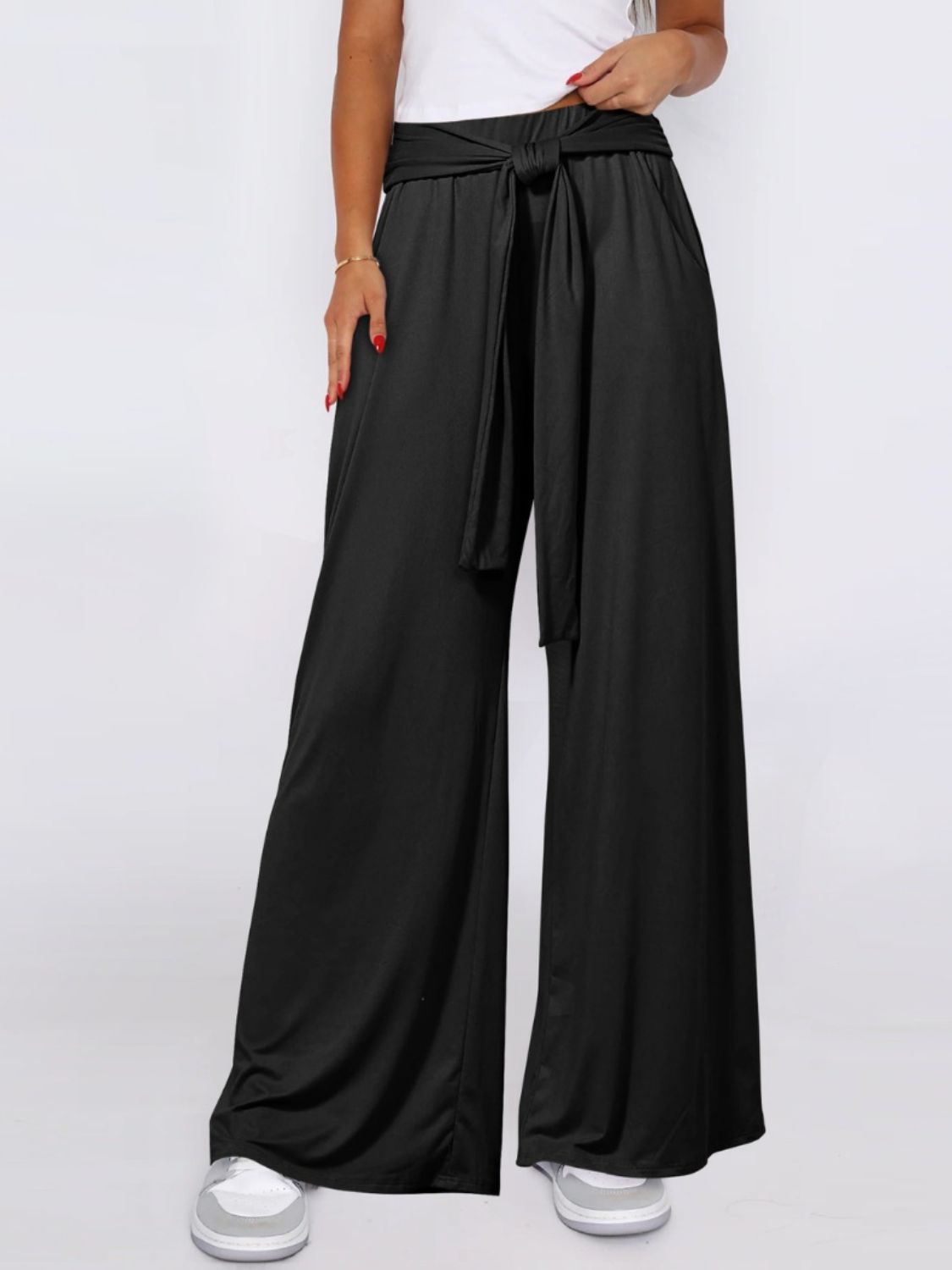 Tied wide leg pants with pockets, opaque.