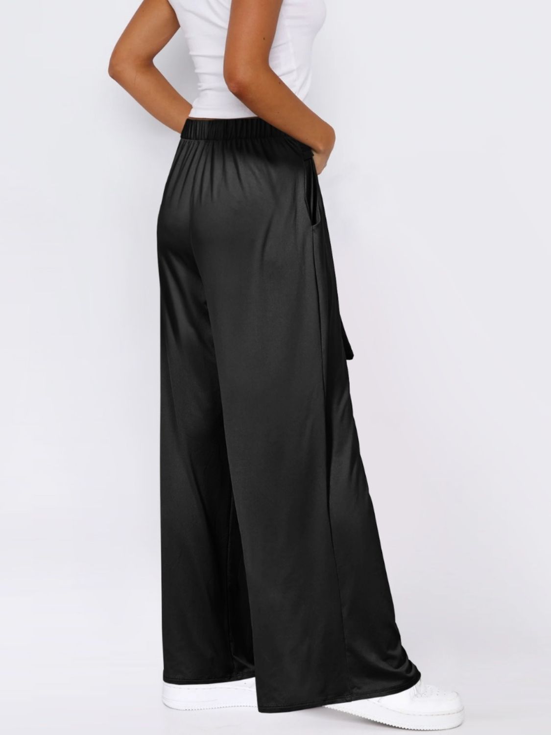 Tied wide leg pants with pockets, opaque.