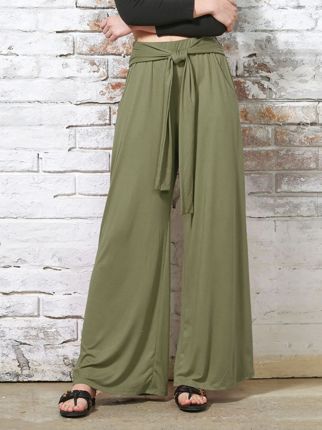 Tied wide leg pants with pockets, opaque.