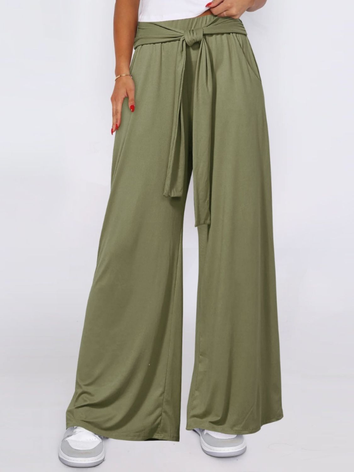Tied wide leg pants with pockets, opaque.