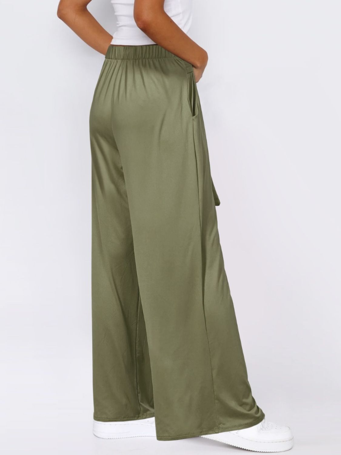 Tied wide leg pants with pockets, opaque.
