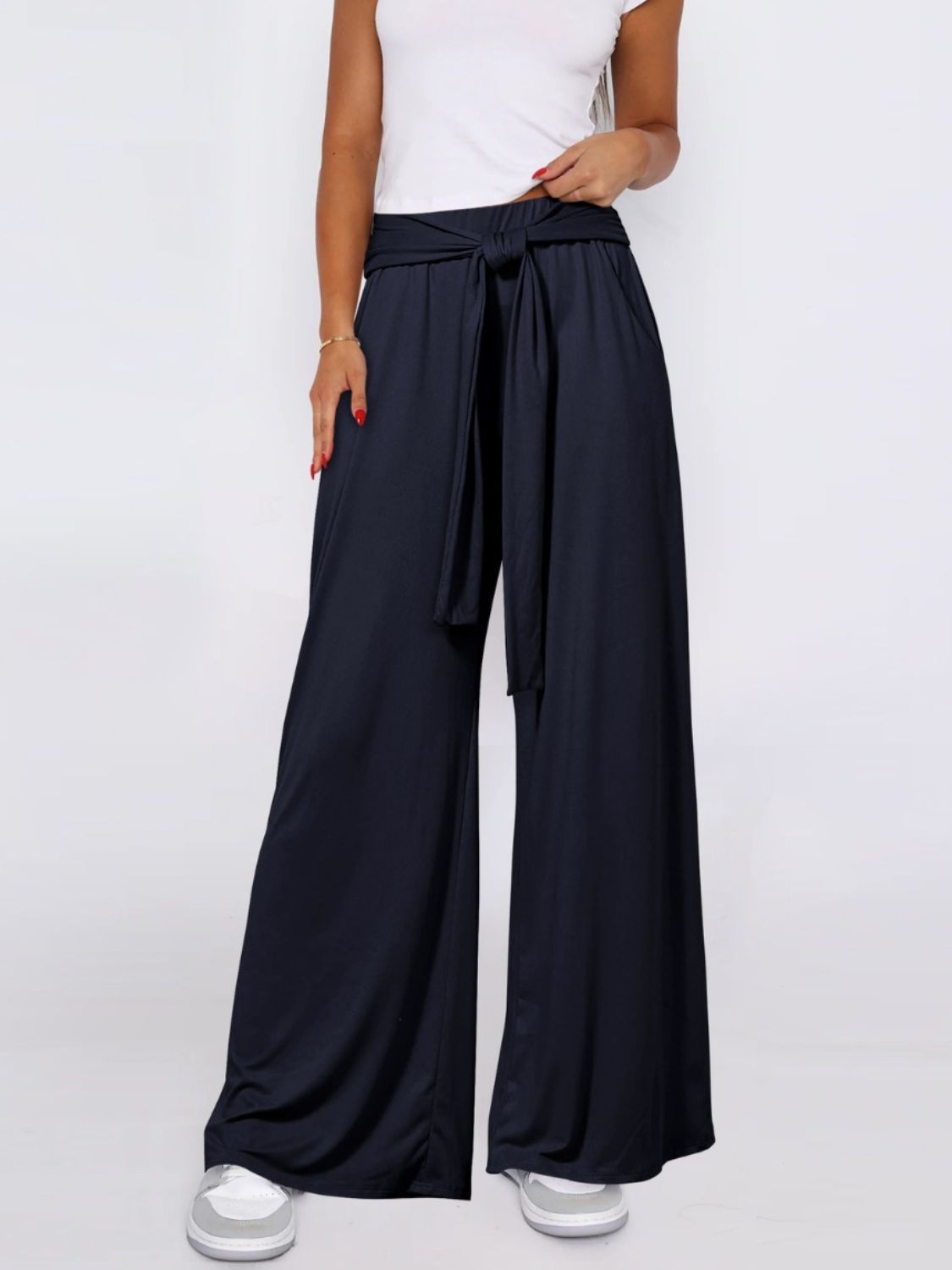 Tied wide leg pants with pockets, opaque.