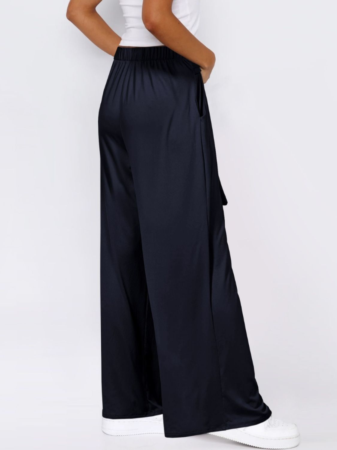 Tied wide leg pants with pockets, opaque.