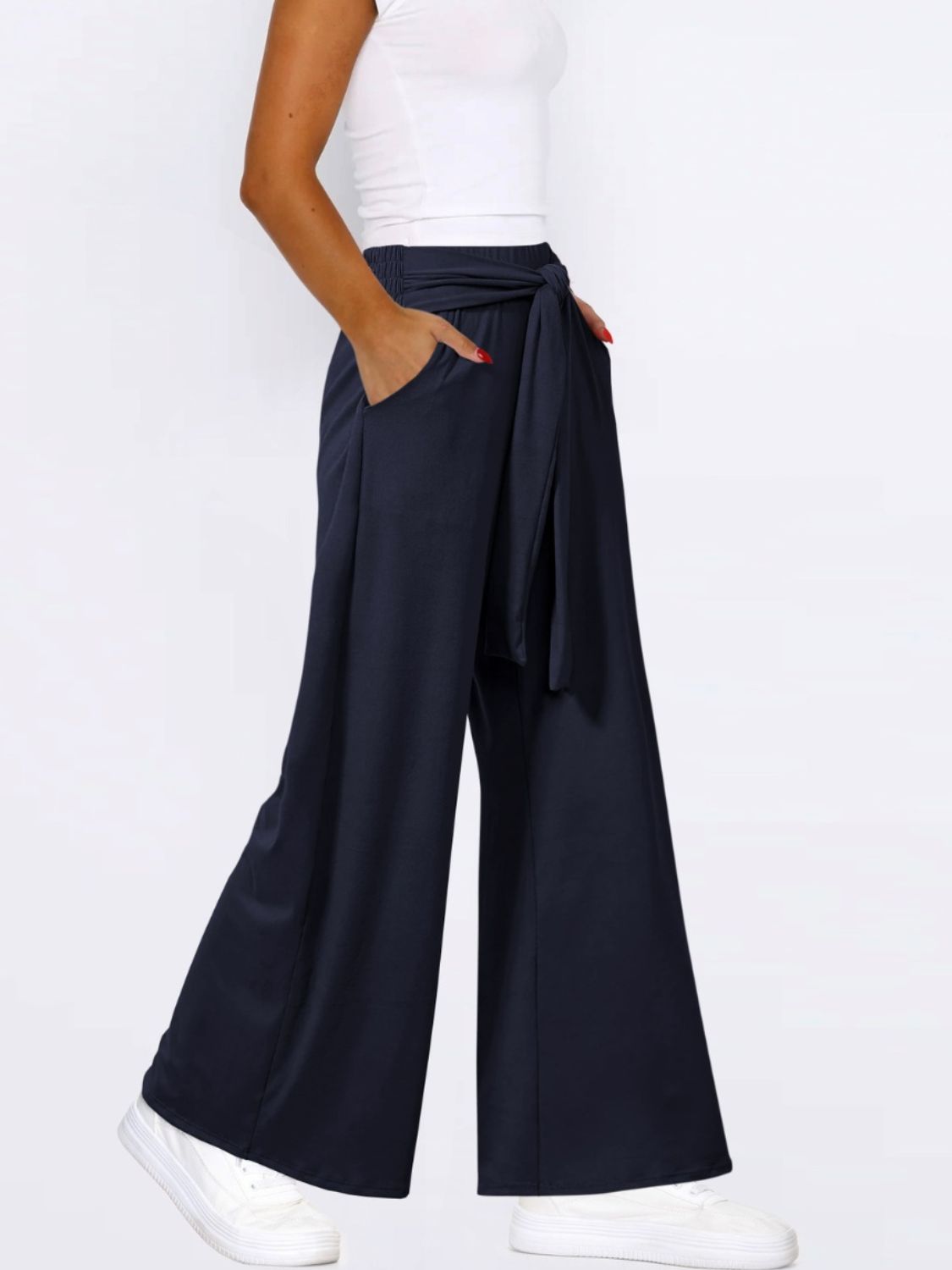 Tied wide leg pants with pockets, opaque.