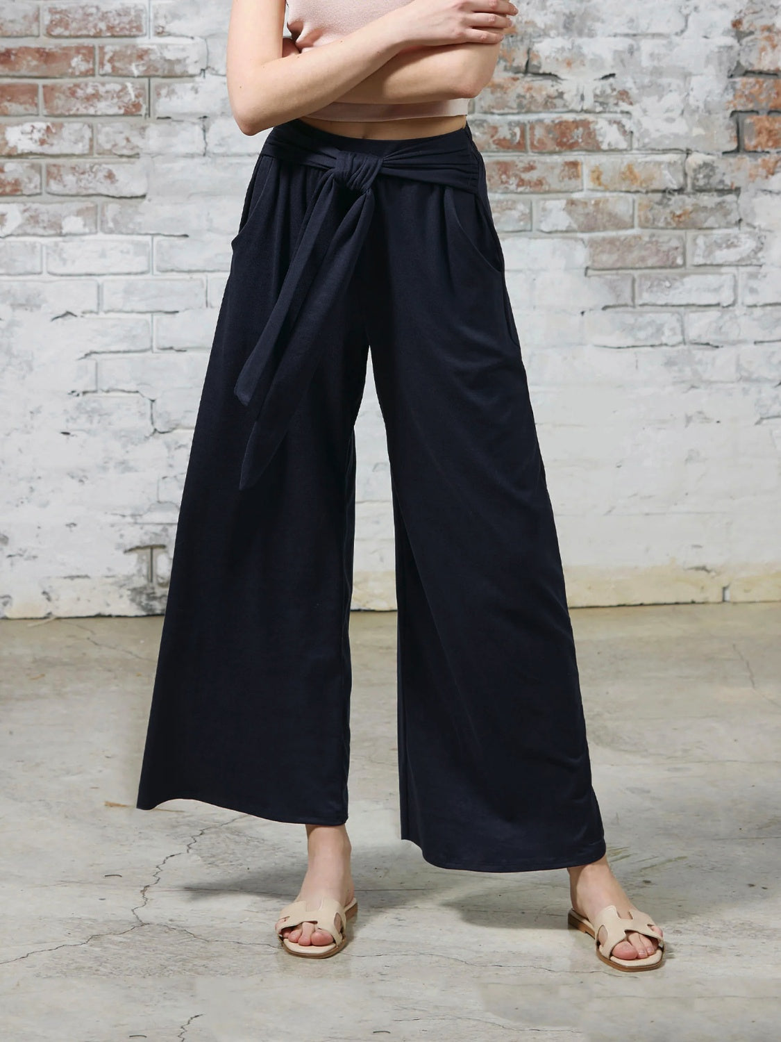 Tied wide leg pants with pockets, opaque.