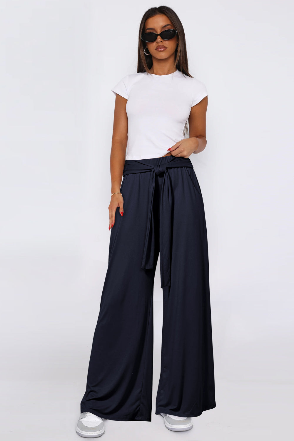 Tied wide leg pants with pockets, opaque.