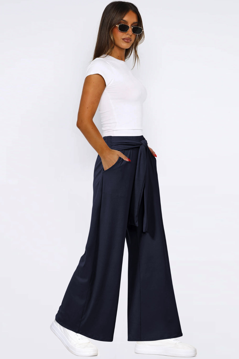 Tied wide leg pants with pockets, opaque.