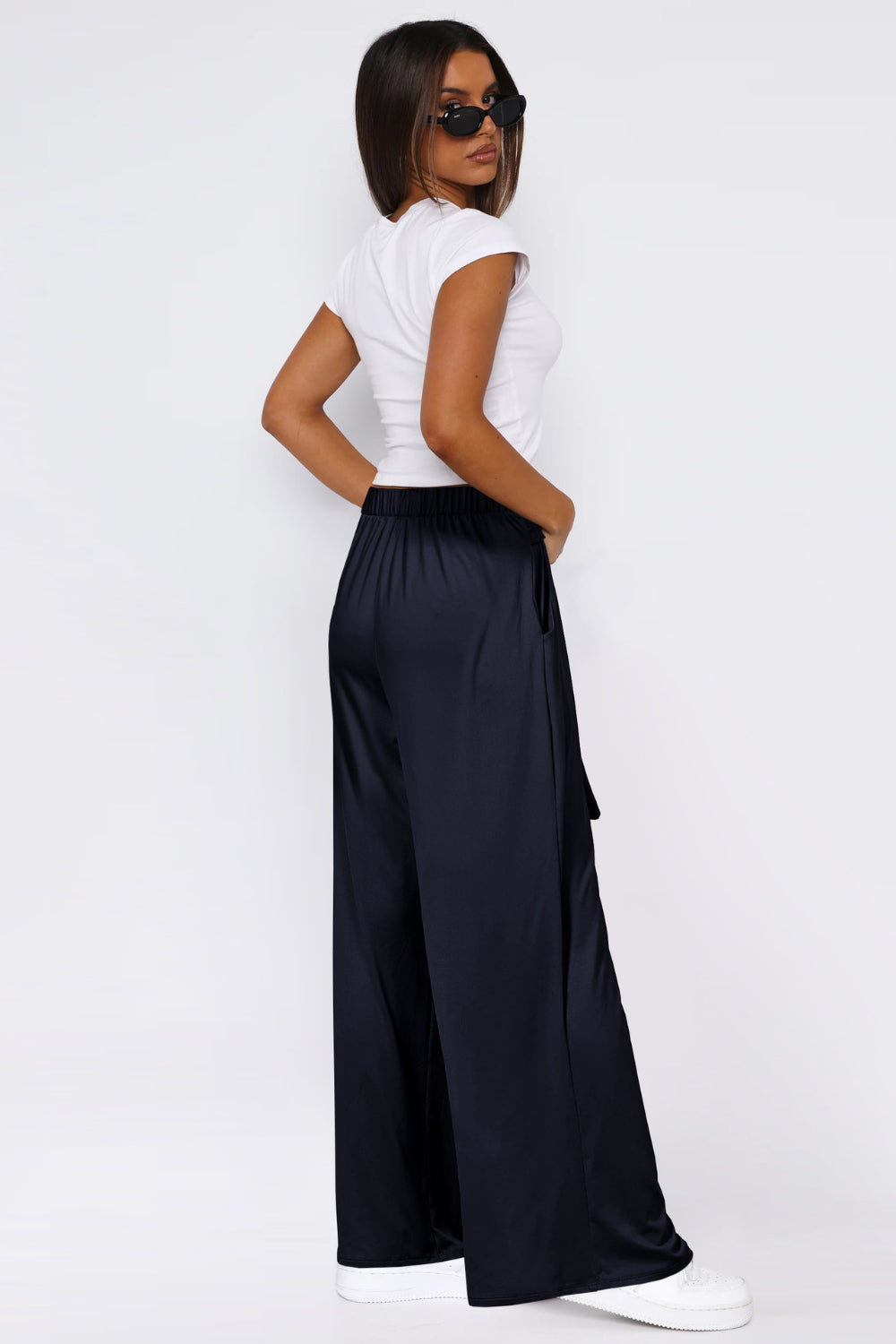 Tied wide leg pants with pockets, opaque.