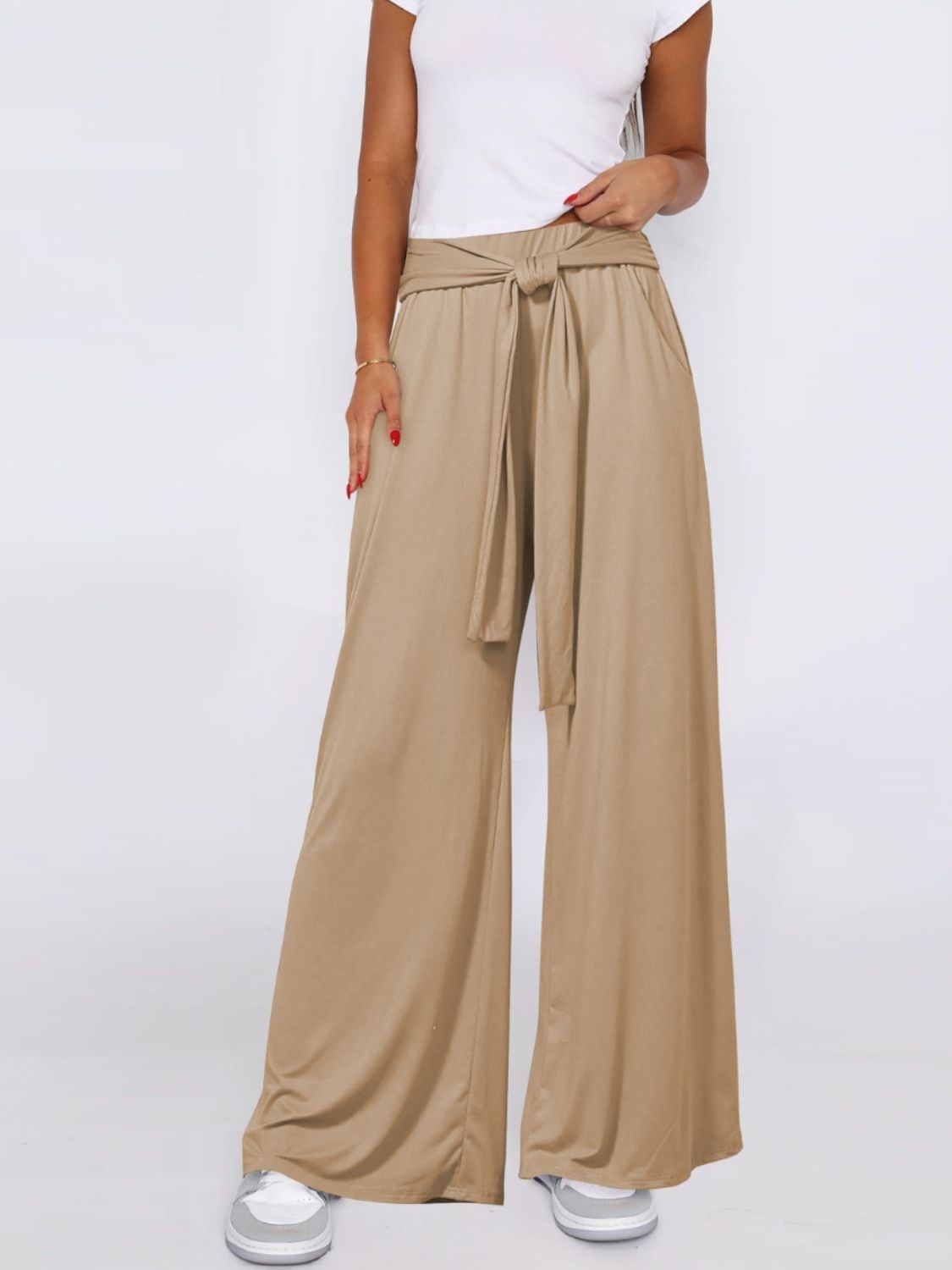 Tied wide leg pants with pockets, opaque.
