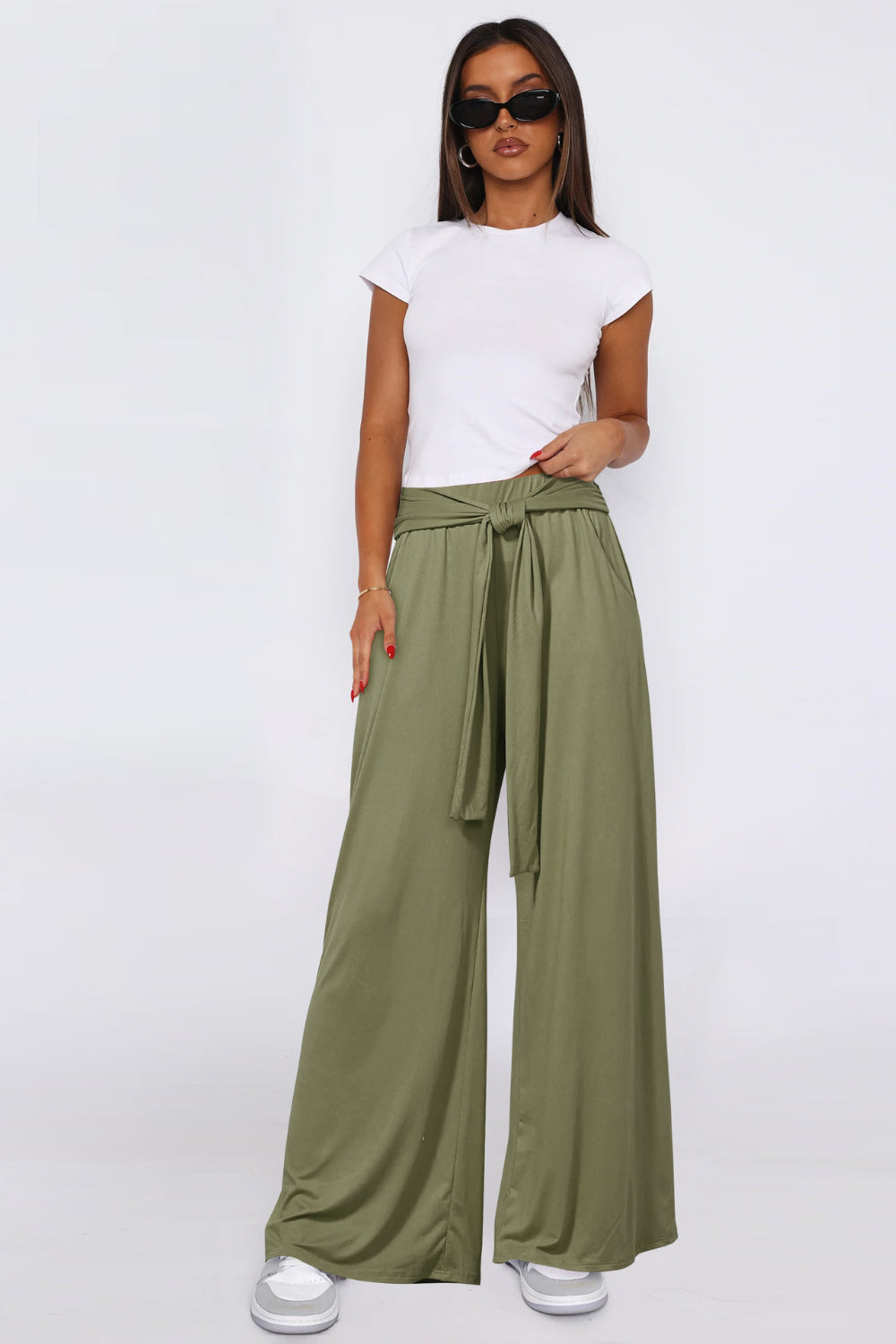 Tied wide leg pants with pockets, opaque.